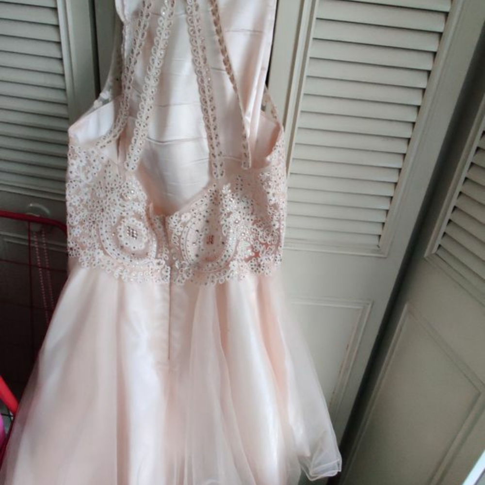 Beautiful dress - Picture 2 of 3